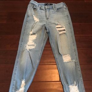 Hollister High Rise- straight fit ripped jeans 👖